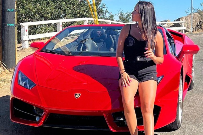 30-Minute Driving Tour: Explore Hollywood in a Lamborghini 3