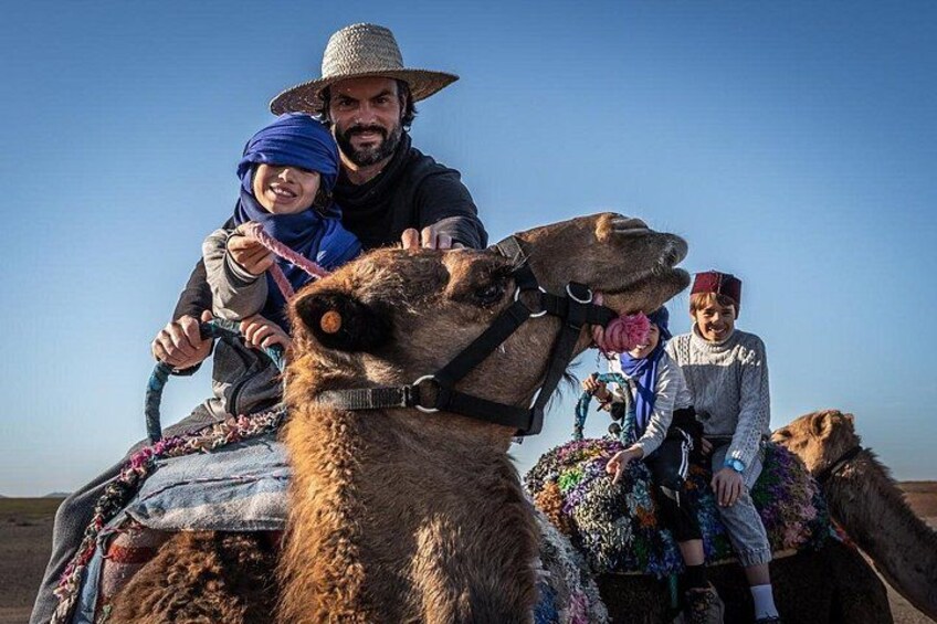 Une promenade à dos de chameau avec des personnes portant des vêtements traditionnels. 5