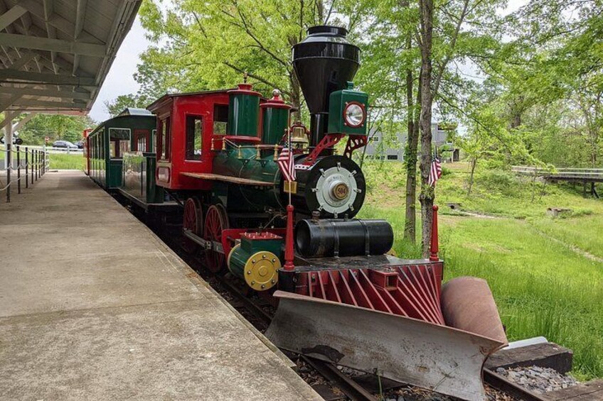 Une locomotive à vapeur d’époque sur le quai d’une gare. 2
