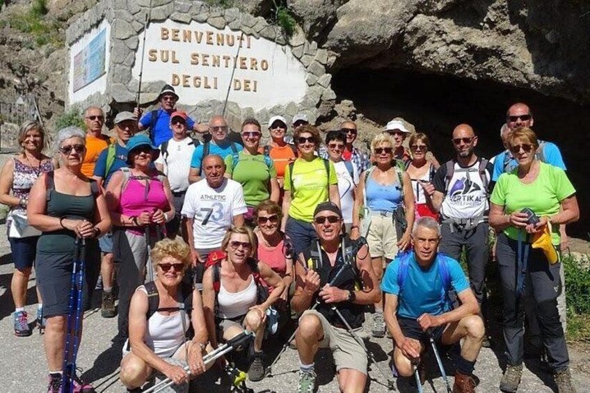 Group at the beginning of the trail 1