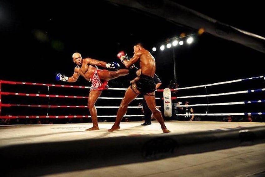 Due pugili sul ring, uno dei quali sferra un calcio. 4