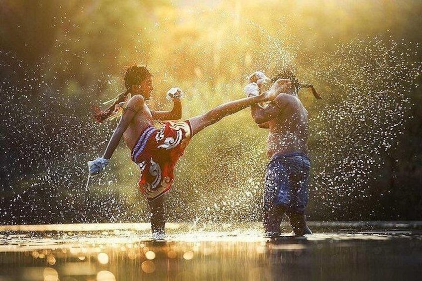Twee personen beoefenen martial arts in een met water gevuld gebied. 5