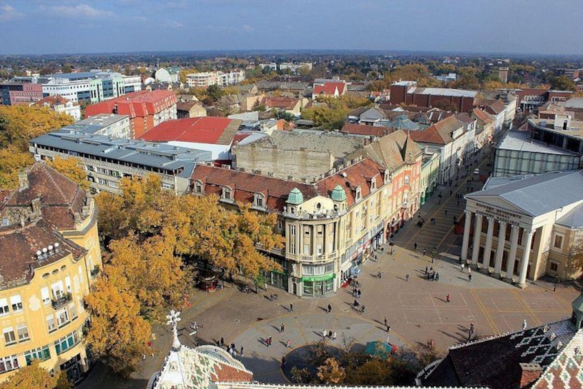 Ein Stadtplatz, umgeben von historischen Gebäuden, mit einem großen, offenen Bereich in der Mitte. 4