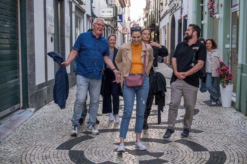 Una calle empedrada con gente caminando. 5