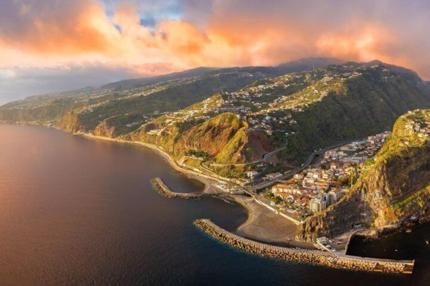 Une ville côtière dotée d’un port, de falaises abruptes et offrant un magnifique coucher de soleil. 4