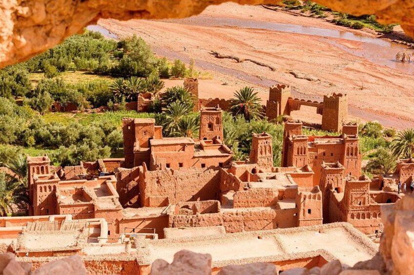 A model of a traditional Moroccan town with adobe buildings, a castle-like structure, and a backdrop of a desert landscape. 5