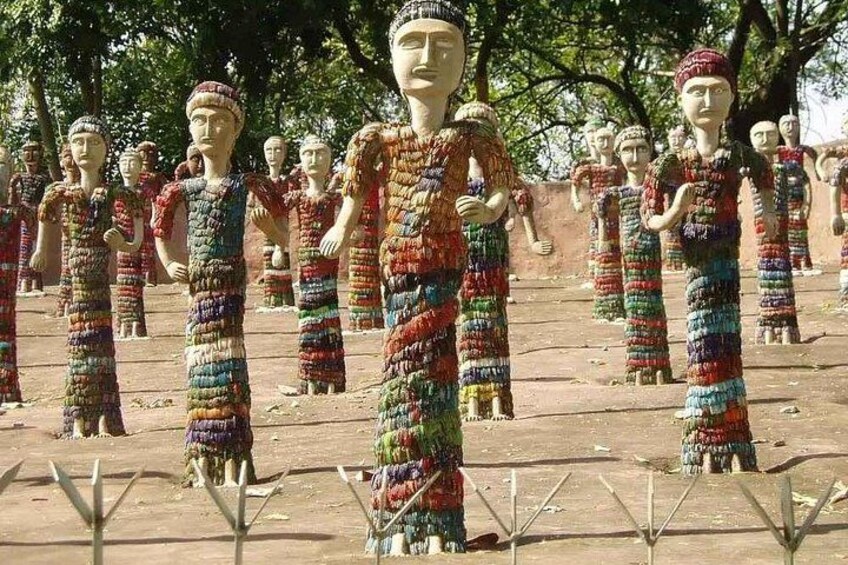Un grupo de estatuas vestidas con atuendos coloridos, dispuestas en filas. 4