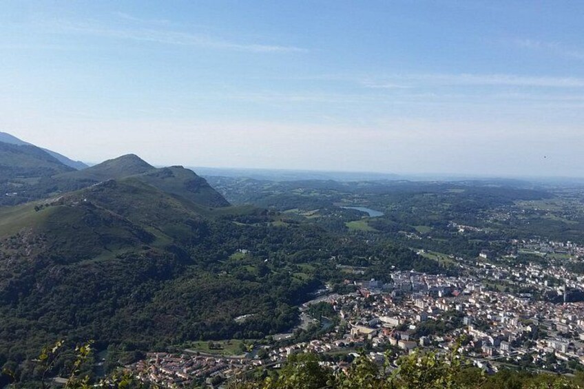 Een bergachtig landschap met een stadje in het dal. 5