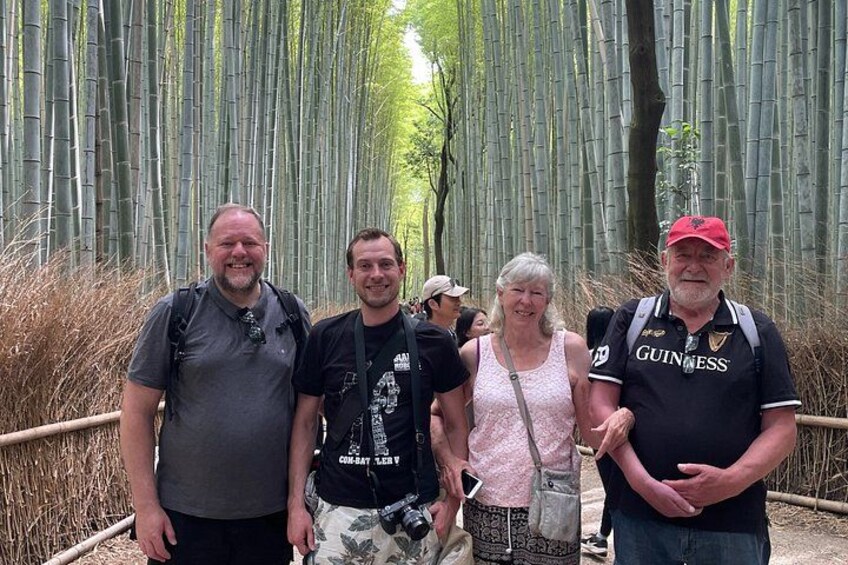 Un grupo de personas de pie en un bosque de bambú. 3