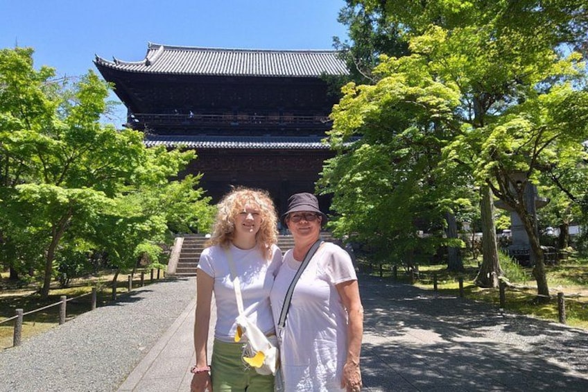 Un edificio japonés tradicional con tejado de tejas y un sendero de piedra. 5