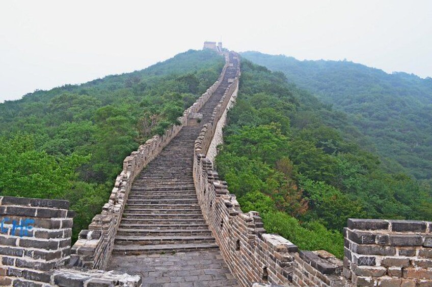 La Gran Muralla China serpenteando a través de un paisaje montañoso. 2