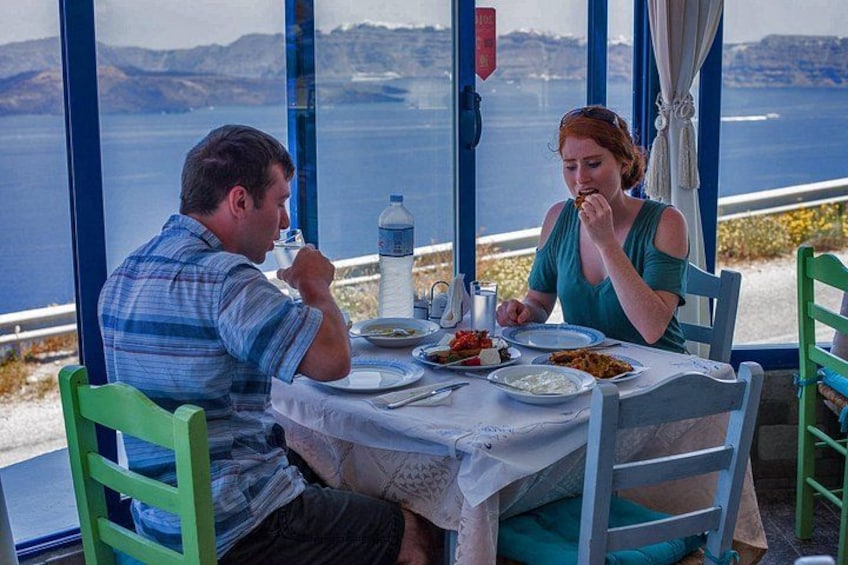 Deux personnes dînent à une table avec vue sur la mer. 2
