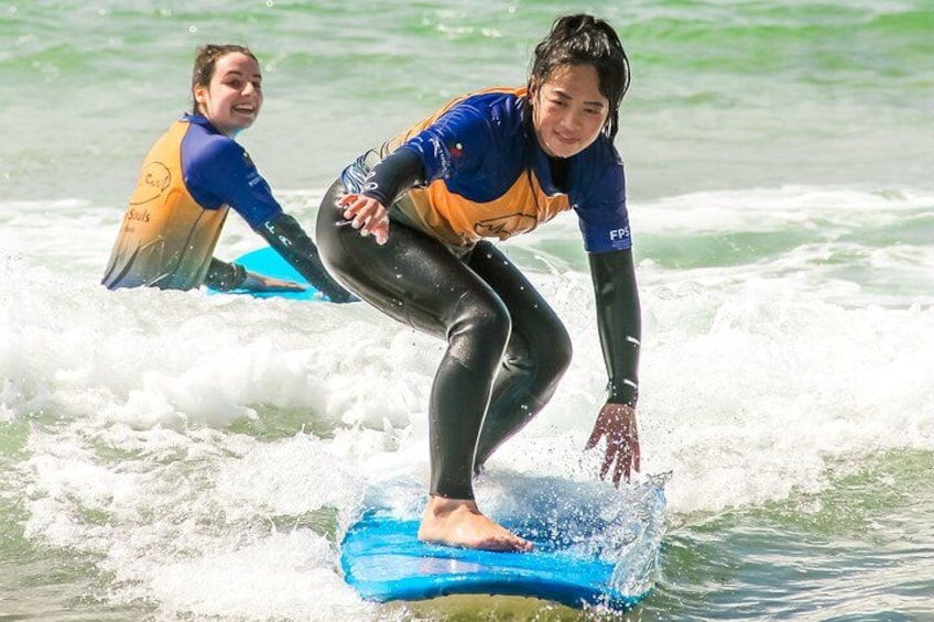 To personer surfer på en bølge. 2