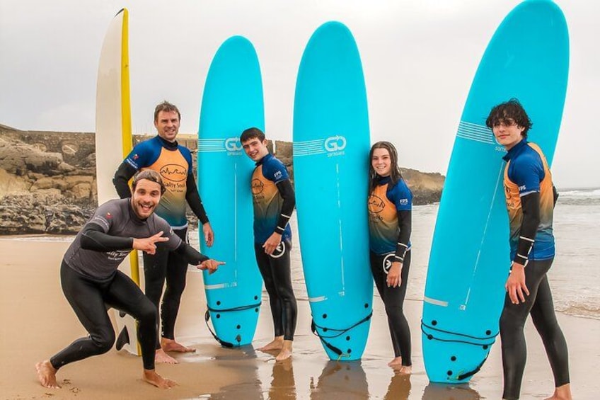 En gruppe mennesker med surfboards på en strand. 4