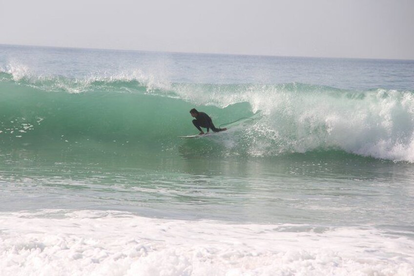 En surfer på en bølge i havet. 3