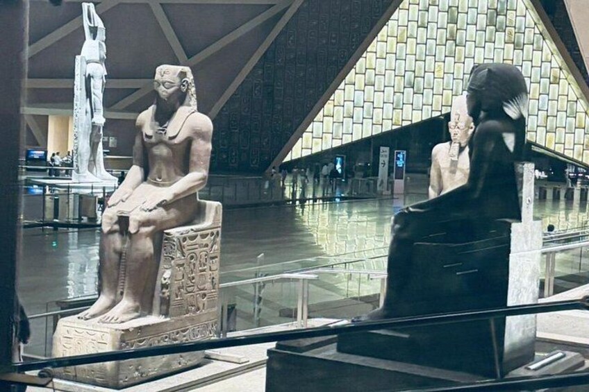 Interno di un museo con statue egizie e geroglifici. 3