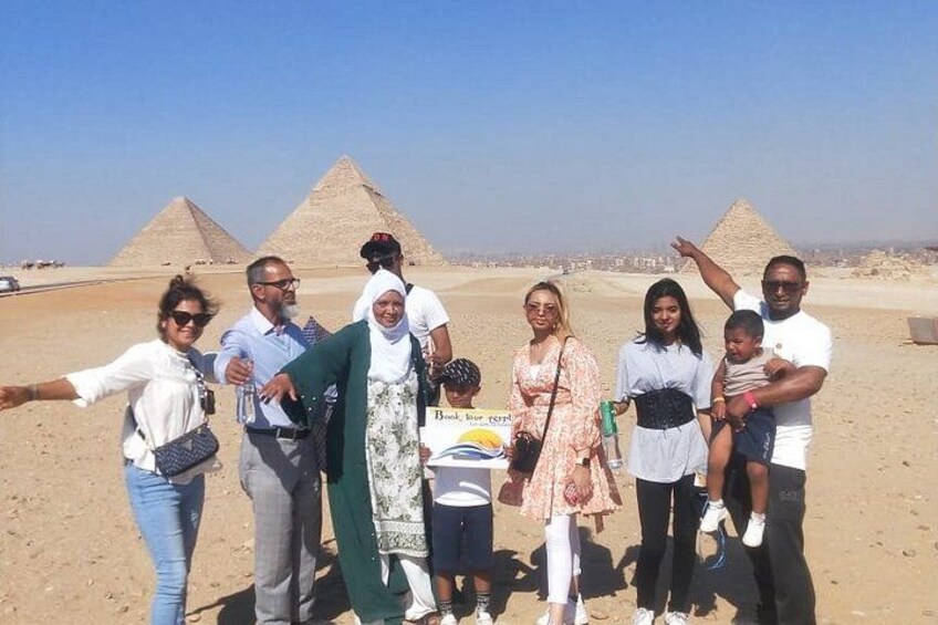 Eine Gruppe von Menschen steht vor Pyramiden. 2