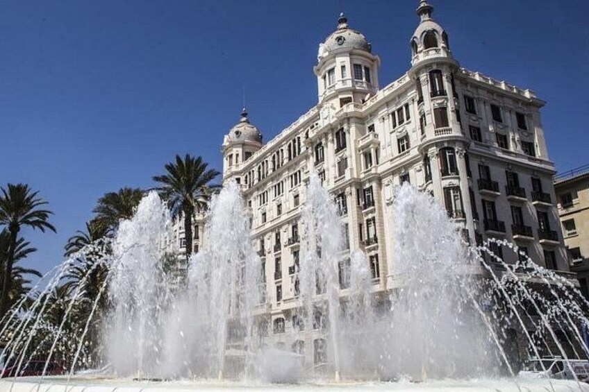Un bâtiment historique avec une fontaine devant. 2