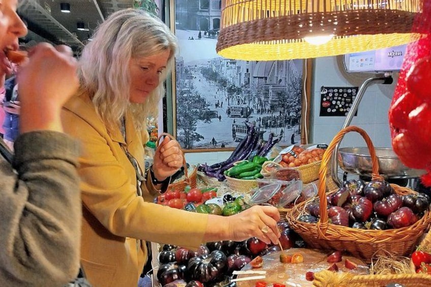 Una persona eligiendo uvas en un puesto de mercado. 1