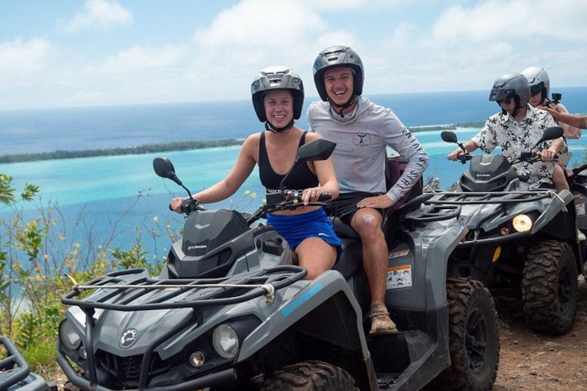 Trois personnes sur des quads, avec une vue panoramique sur l’océan en arrière-plan. 3