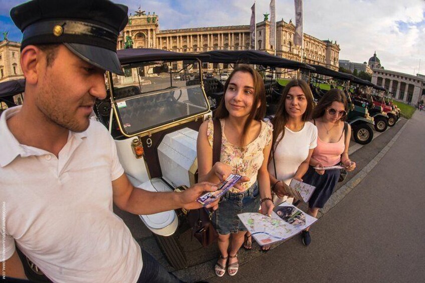 Un autocar touristique, des passagers et, au fond, un bâtiment historique. 2