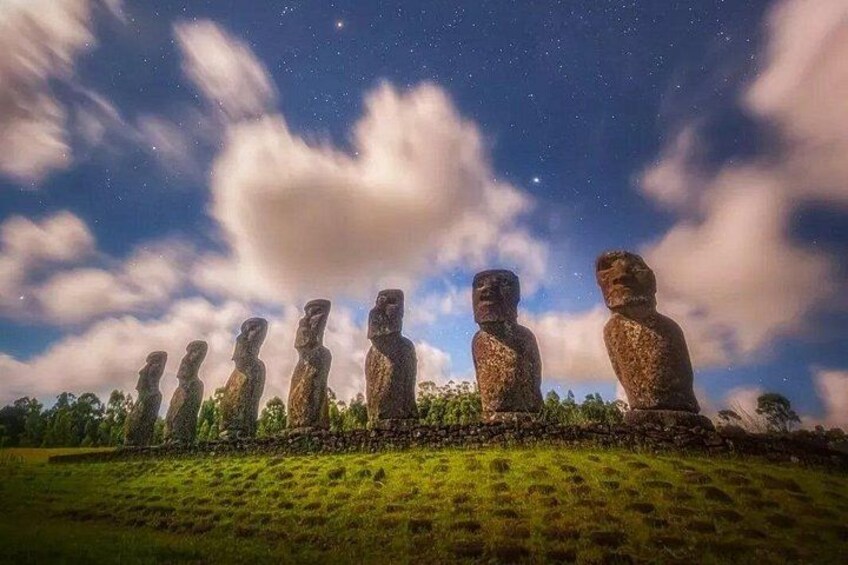 Eine Reihe von Moai-Statuen auf Rapa Nui unter einem Sternenhimmel. 3