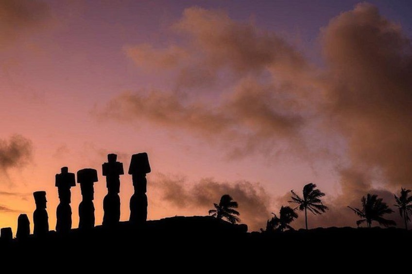 Silhouetten von Moai-Statuen vor einem Sonnenuntergangshimmel. 2