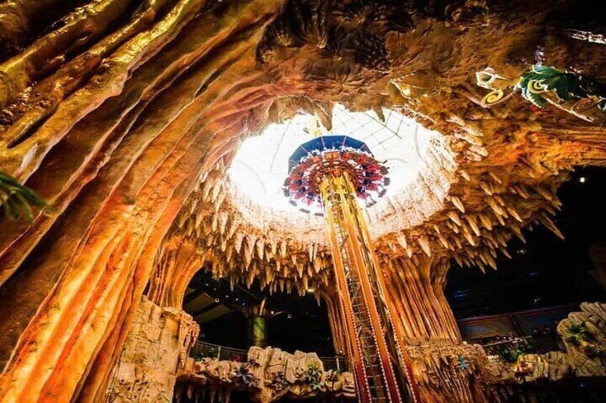 Ein Riesenrad in einer Höhle mit Stalaktiten. 4