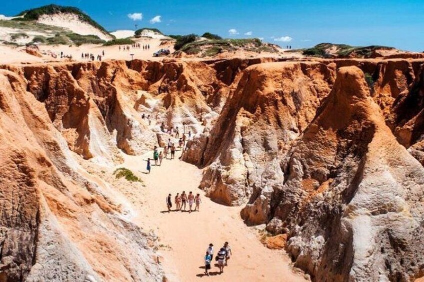 Eine große geologische Formation mit einem zentralen Pfad, umgeben von steilen Klippen. 3