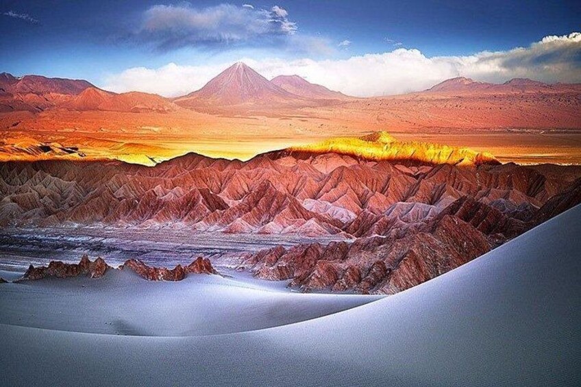 Paisaje desértico con dunas de arena, una cadena montañosa y un atardecer. 2