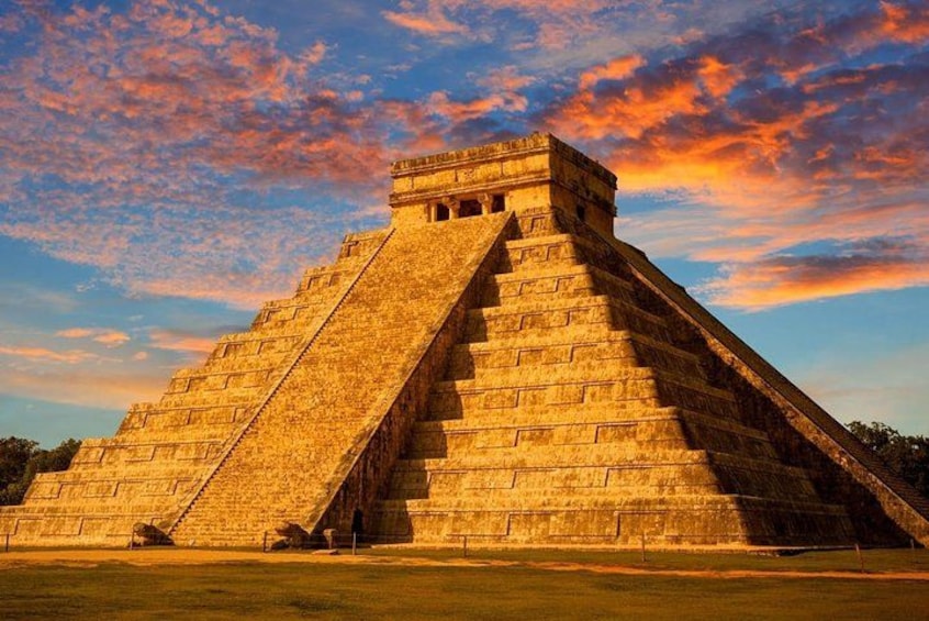 Une grande structure pyramidale à sommet plat et aux flancs abrupts, entourée d’une zone herbeuse. 4