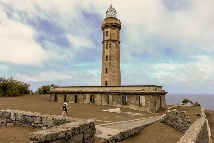 Ein Leuchtturm mit steinernem Fundament, einem zentralen Turm und einer umlaufenden Mauer. 5