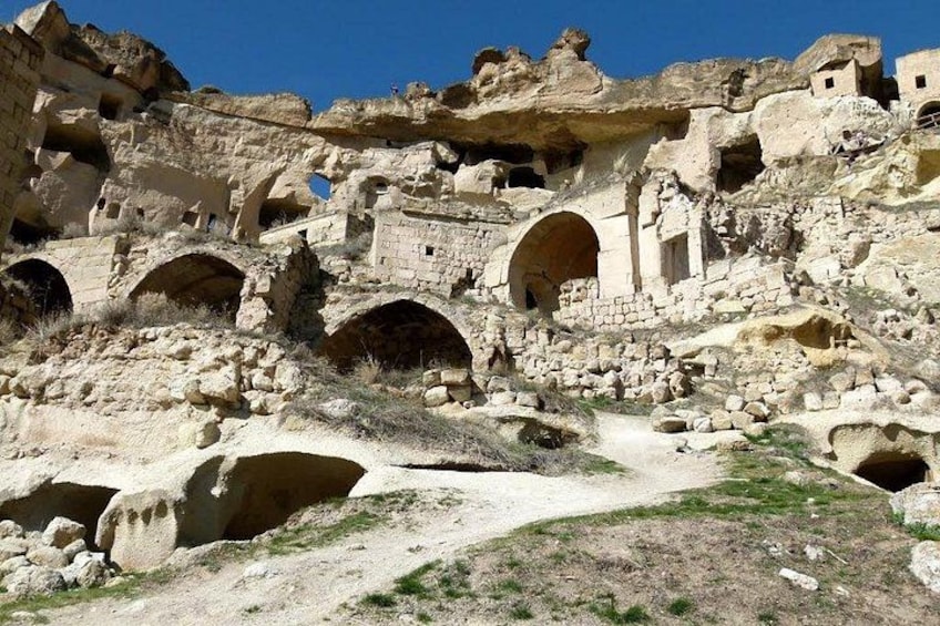 Architecture ancienne taillée dans la roche, avec de nombreuses arches et des ruines. 3