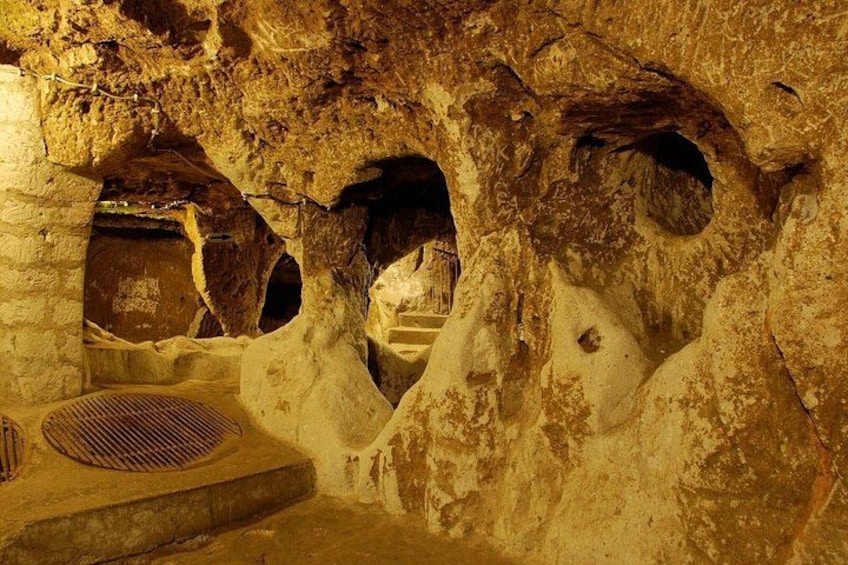 Une grotte présentant des formations rocheuses naturelles et une structure centrale en pierre. 2