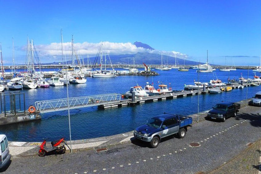 Horta Marina, the 4th busiest in the world. The walls are filled with paintings made by sailors who pass by. This place is an authentic open-air gallery. 3