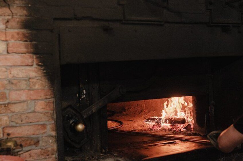 Un horno de ladrillo con fuego ardiendo en su interior. 3