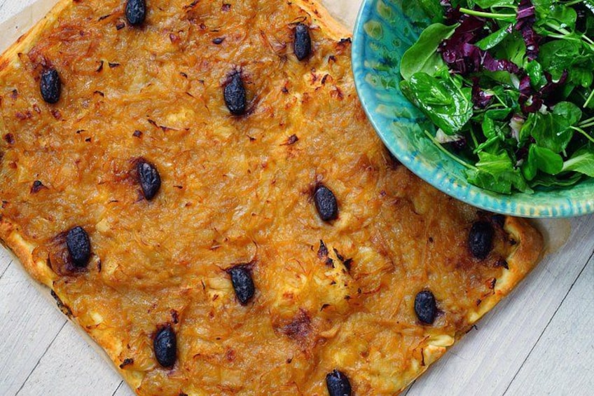 Una pita con aceitunas negras y un bol de ensalada mixta. 4