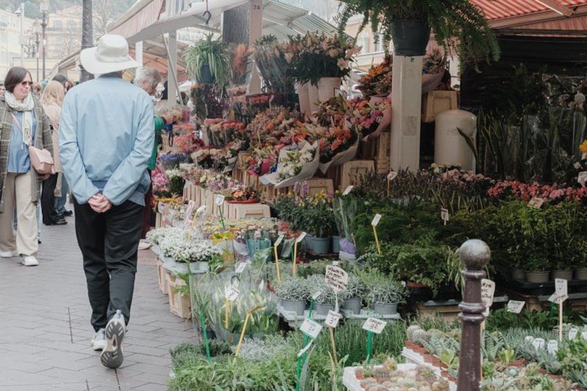 Un mercado de flores con diversas plantas y flores exhibidas. 3