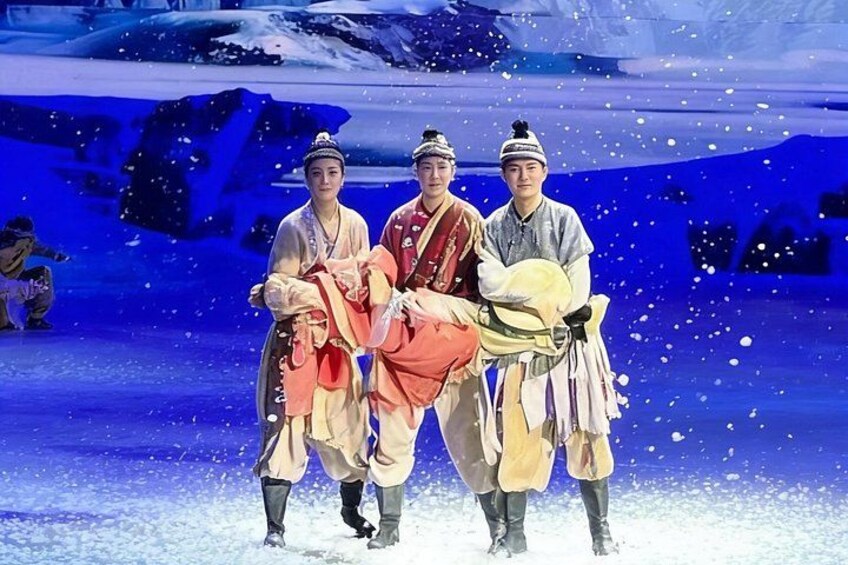 Des artistes, vêtus de costumes traditionnels, se produisent sur une scène dont le décor représente un paysage enneigé. 5