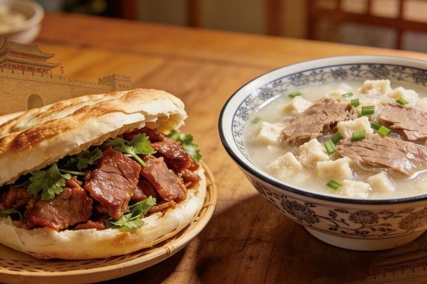 Un bol de soupe contenant de la viande et des légumes, et un sandwich de viande panée, le tout posé sur une table en bois. 2