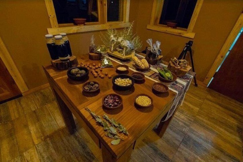 Una mesa de madera con diversos alimentos y recipientes. 3