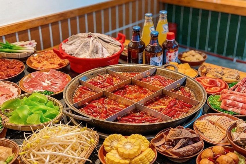 Une variété d’aliments, notamment des viandes, des légumes et des condiments, disposés sur une table. 5