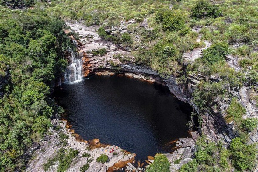 Paisaje natural con cascada, lago y vegetación circundante. 1