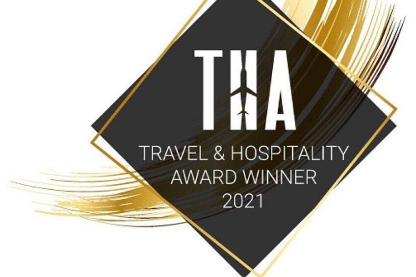 Een zwarte en gouden plaquette met de tekst 'THA TRAVEL & HOSPITALITY AWARD WINNER 2021'. 5
