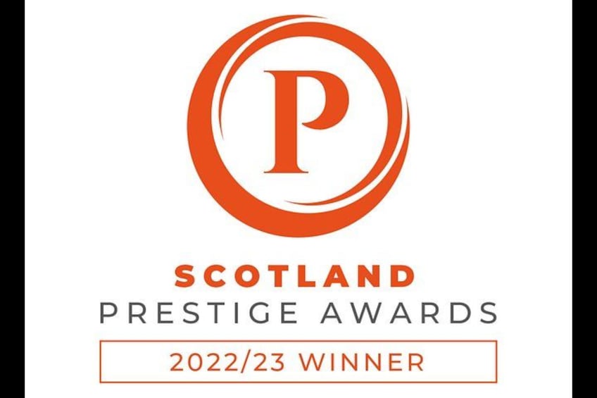 Een logo met een grote 'P' in een cirkel, en tekst eronder met de vermelding 'SCOTLAND PRESTIGE AWARDS 2022/23 WINNER'. 2