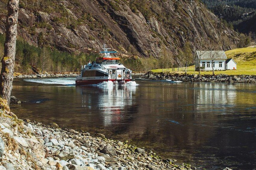 Mostraumen Fjord Cruise – the local operator 2
