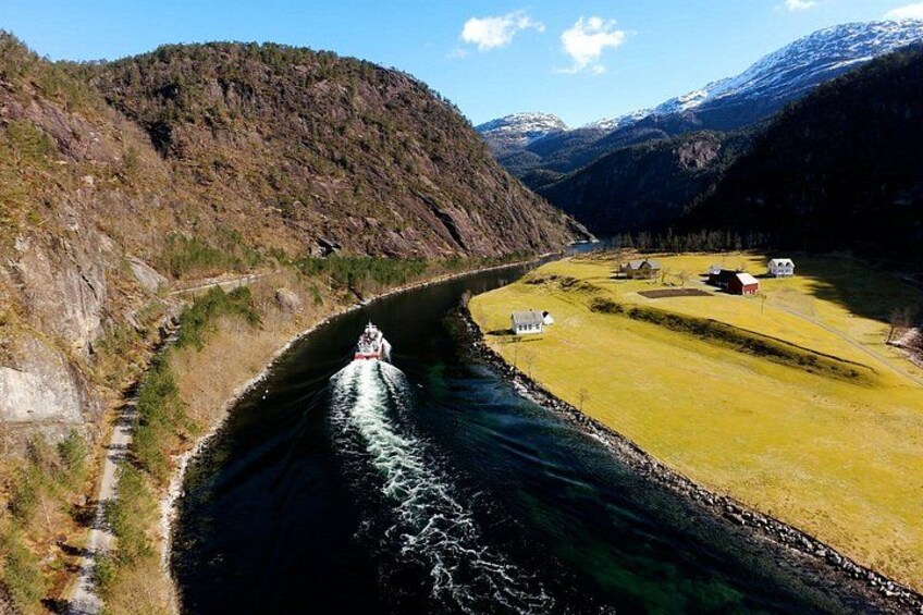 Mostraumen Fjord Cruise – the local operator 3