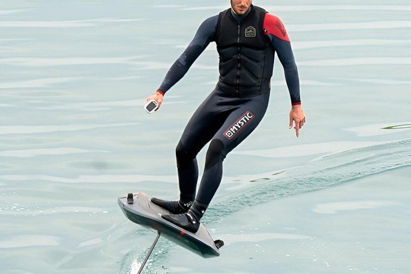Una persona surfeando una ola. 1