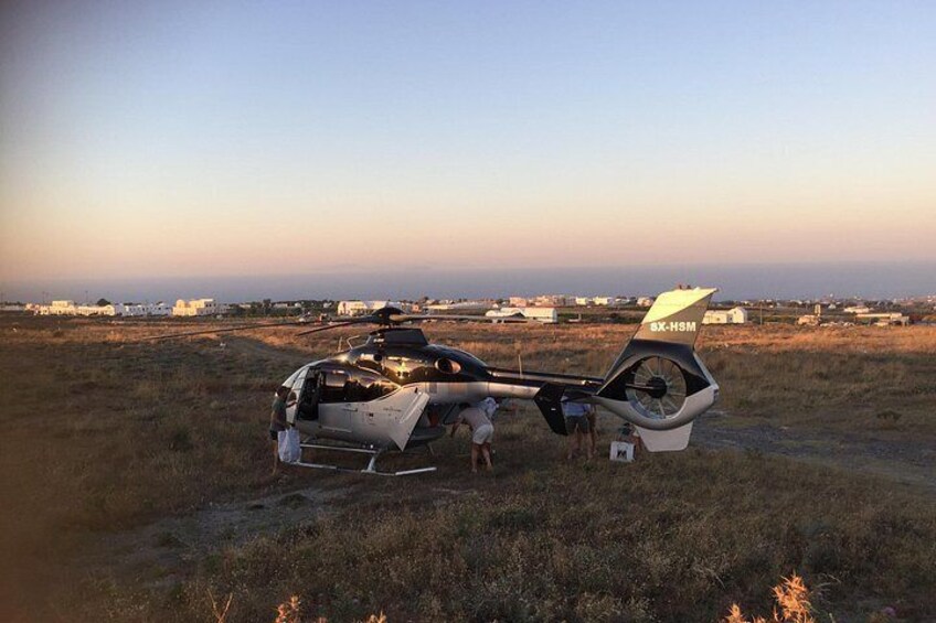 Een gecrashte helikopter in een grasveld met een heldere lucht. 5
