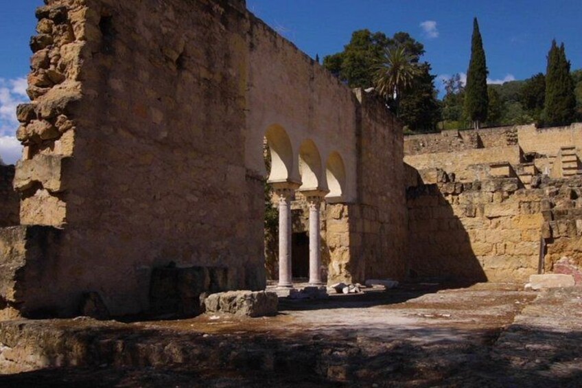 Ruines antiques avec des colonnes et des arches. 4
